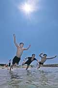 富山・岩瀬浜で海水浴楽しむ人も　７日の県内真夏日