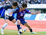 富山－磐田　後半、ライン際で相手選手と激しく競り合う富山の布施谷（右）