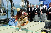 船上で勇ましくボンボコ舞を奉納する舞人＝新湊沖