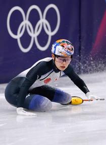 金井、いち早く起き上がって通過