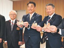 スギの名札で県産材宣伝　新川森林組合、県議全員に贈る