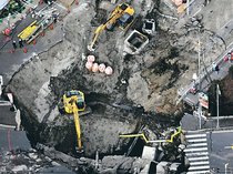 埼玉陥没、水流入し救助活動を中断　２日午前に再開協議