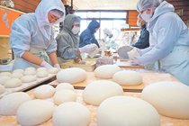 幸せな一年願い　富山で鏡餅作り