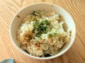 甘みがぐっと増す 新玉ねぎの炊き込みご飯【休日のレシピ(98)】