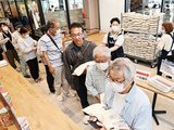 列をつくって備蓄米を購入する客＝原信呉羽店