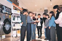 私設図書館でつながる場、富山大生７人が富山のコインランドリーに「とみさん文庫」　９月開設、手作り感好評