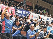 地元ファン、声援でアクア後押し