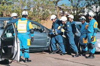 能登地震の教訓生かせ　県警、富山で車や住宅からの救助訓練