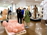 日展富山展の一般公開が始まり、作品鑑賞を楽しむ来場者たち＝県民会館