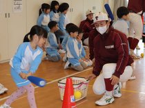 ボール遊び楽しい　砺波高野球部員が園児に基本動作手ほどき