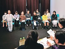 晴れ舞台へ気持ち高める　出町子供歌舞伎出演児童が指導者と顔合わせ