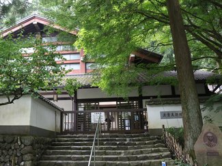 作家を訪ね玉堂美術館（東京）へ　作品の風土・世界観に引き込まれ