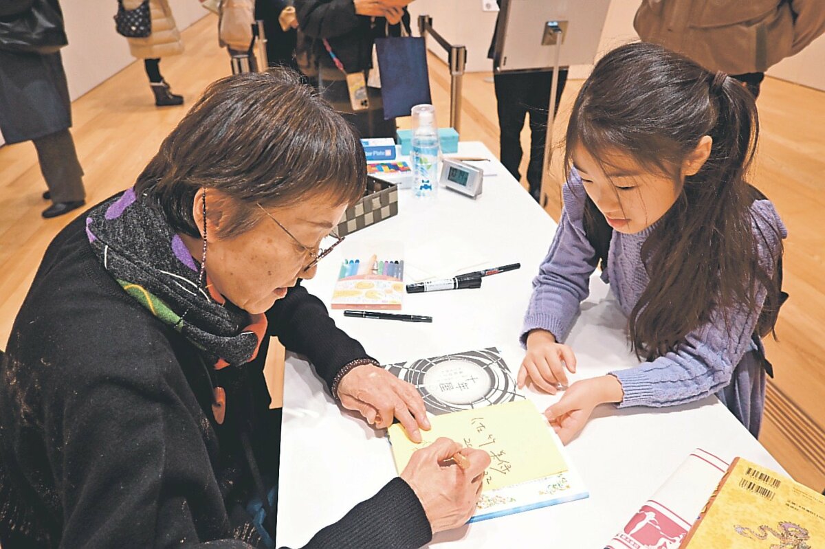 ジブリ原作画にファン感激 富山で佐竹さん挿絵展、サイン会に県内外