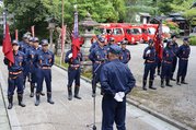 式典で整列し、地域の安心安全を守る思いを新たにする消防団員＝井波八幡宮