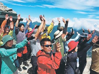 大パノラマ、雲上に歓声　立山・室堂