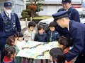 いつも見守りありがとう　南砺・井波幹部交番に園児訪問、感謝の絵贈る