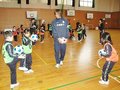 サッカーの基本を指導　魚津・大町小でカターレ選手