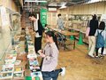 お気に入りの一冊あった？　富山短大生が小矢部で古本販売、「推し本棚」企画も好評