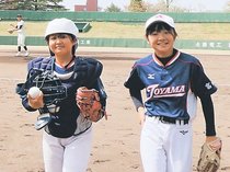 一井さん（黒部・生地小６年）中谷さん（富山・山室中部小６年）始球式で笑顔　春季県高校野球