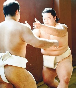 「前に出る相撲貫け」　“先輩”琴ケ梅・駒不動がエール