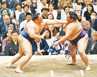 喉輪で前へ　朝乃山白星先行