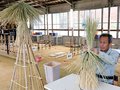 雪吊りに飾る「わらぼっち」丁寧に　中央農業高（富山）社会人コース６人、技術磨く