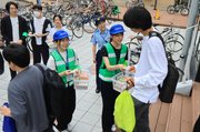 ポケットティッシュを配って注意を呼びかける学生安全ボランティアら＝富山大五福キャンパス　