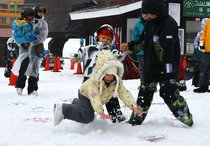 雪上かるたや花火楽しむ　立山山麓スキー場、緊急停止リフトも運転再開