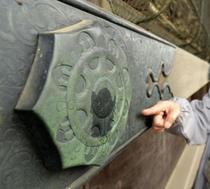 神社に油、米在住男性引き渡しも