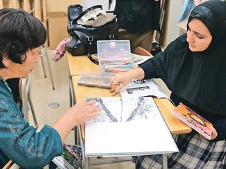 富山大空襲の体験者証言基に下絵　国際大付高、年内に作品完成目指す