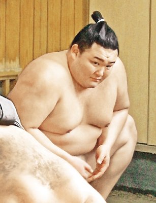 朝乃山「優勝目指す」　大関とりへ稽古再開