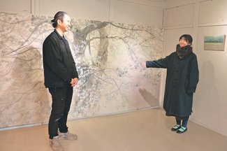 日本画と桜の“共演”見て　日展特選の森さん、南砺で空き店舗活用し個展