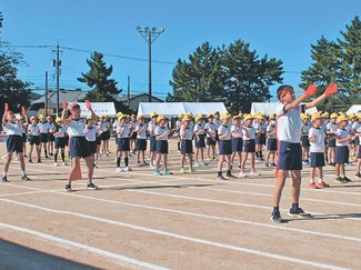 ＜学びや合言葉＞黒部市<ruby>中<rp>（</rp><rt>ちゅう</rt><rp>）</rp></ruby><ruby>央<rp>（</rp><rt>おう</rt><rp>）</rp></ruby>小学校<br />五つの花を<ruby>咲<rp>（</rp><rt>さ</rt><rp>）</rp></ruby>かせよう