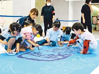 海の生き物伸び伸び描く　越中アートフェスタに合わせ子ども向けワークショップ