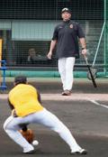 巨人の阿部監督が「愛」のノック