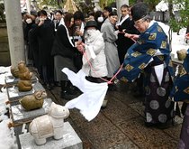 境内に馬の石像設置　富山・日枝神社、全てのえと勢揃い