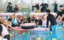 泳ぎやゲーム１００人が楽しむ　魚津市新年水泳フェス