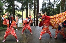 砺波・徳万地区で６年ぶり獅子舞　 青年会強く願い再開