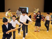 万博の感動再び　南砺の小中学生がテーマ事業プロデューサー中島さん、多国籍バンドと交流