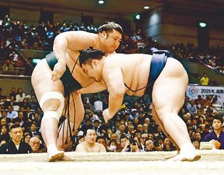 朝乃山、ライバルに悔しい黒星