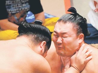 馬力健在、攻めて圧倒　朝乃山、勝ち越し「番付上げるため勝つ」