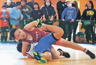 園児・児童、激しい攻防　レスリング、アイザック杯