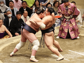 朝乃山、横綱に敗れ３敗　大相撲夏場所１３日目