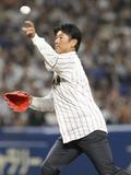 前回Ｖの稲葉監督が始球式