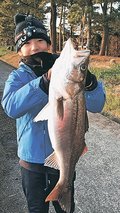 釣果はいけん<br />スズキ体長６５センチ　前田周蔵さん（１４）射水市かもめ台