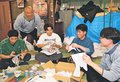 京都の学生が行燈制作　南砺・福野夜高祭の関係人口増へ体験