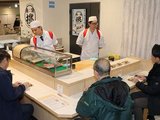 マリエとやま１階に設けられた特設のすし店カウンター