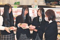育てた和牛の魅力伝える　中央農高生、富山で買い物客に「食べて」