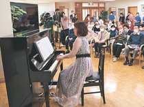 被災ピアノ、復興の音色　能登半島地震の七尾から搬出し射水の施設に寄贈、演奏会で披露