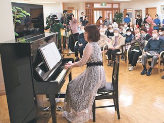 被災ピアノ、復興の音色　能登半島地震の七尾から搬出し射水の施設に寄贈、演奏会で披露